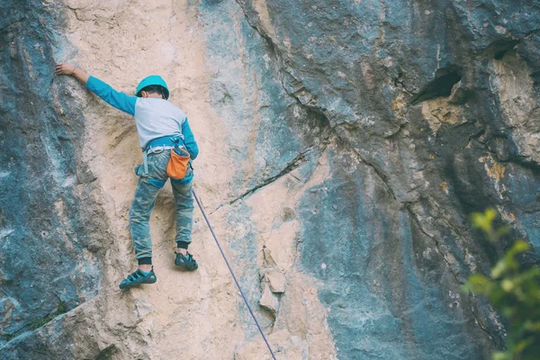 Enfant Grimpeur Grimpe Sur Rocher Garçon Dans Casque Grimpe Falaise — Photo