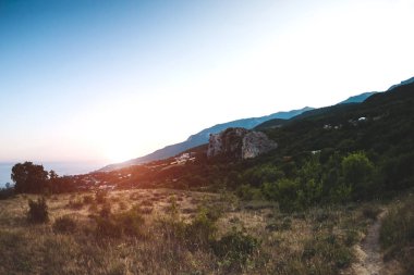 Güzel dağ manzarası. Karadeniz kıyısında bir bakış. Güzel yerlere seyahat. Günbatımı.