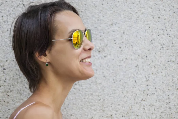 Retrato Una Chica Hermosa Una Esbelta Mujer Con Gafas Está — Foto de Stock