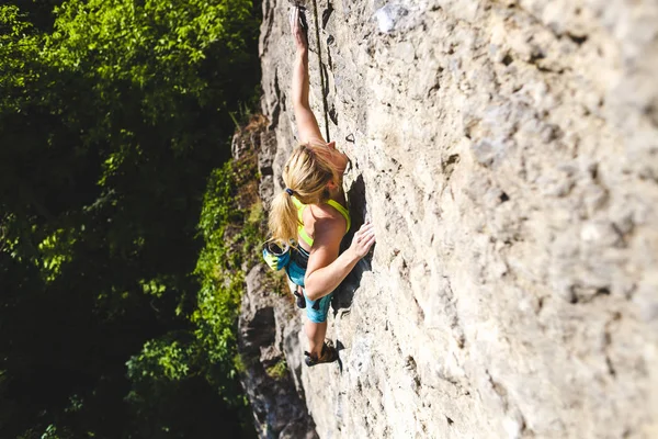 Ragazza Sale Sulla Roccia Una Donna Impegnata Forma Fisica Natura — Foto Stock