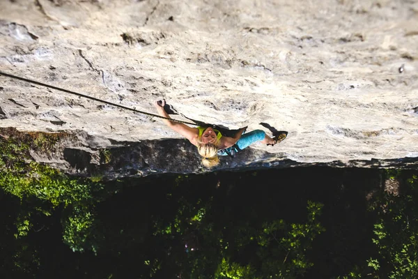 Klettert Das Mädchen Den Felsen Hinauf Eine Frau Beschäftigt Sich — Stockfoto