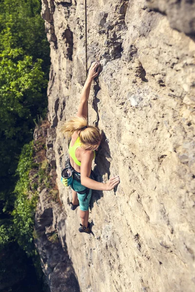 Kız Rock Tırmanıyor Bir Kadın Fitness Doğada Devreye Girer Aşırı — Stok fotoğraf