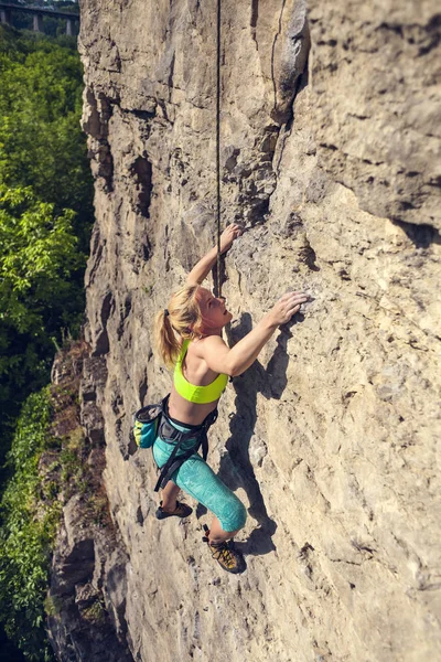 Dívka Leze Skálu Žena Zabývá Žít Dobře Přírodě Extrémní Sport — Stock fotografie