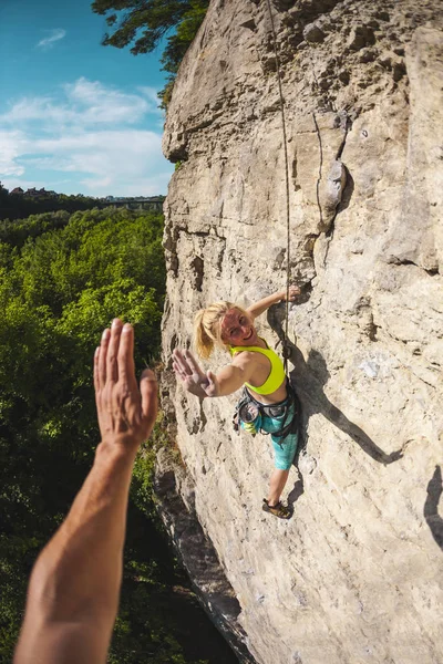 Chica Sube Roca Una Mujer Dedica Aptitud Naturaleza Escalador Cinco — Foto de Stock