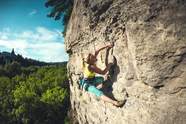 女の子は 岩を登っていきます 女性は 自然の中のフィットネスに取り組んでいます 極端なスポーツ 自然の地形の上昇のルート 持久力のトレーニング ワークアウト — ストック写真