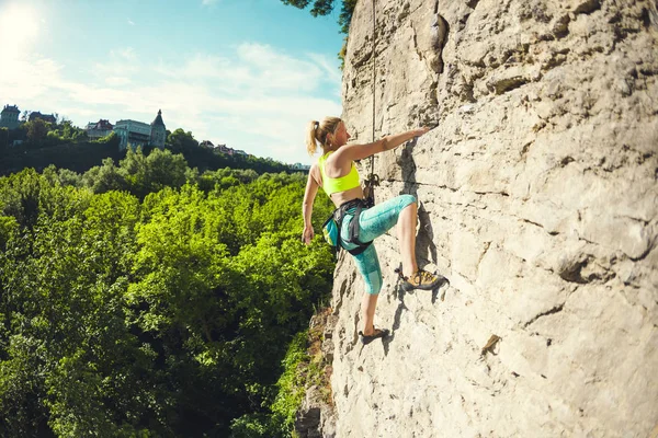 Dziewczyna Wspina Się Skale Kobieta Zajmuje Się Zgodzie Naturą Sport — Zdjęcie stockowe