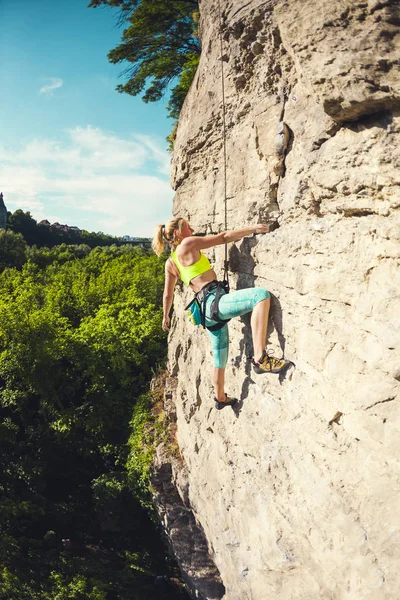 Chica Sube Roca Una Mujer Dedica Aptitud Naturaleza Deporte Extremo — Foto de Stock