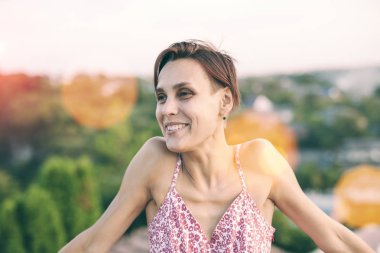 Gülümseyen kadın kapatmak. Kısa siyah saçlı esmer portresi. Güzel genç kadın.