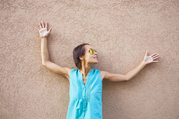 Chica Fondo Una Pared Marrón Una Mujer Delgada Con Gafas —  Fotos de Stock