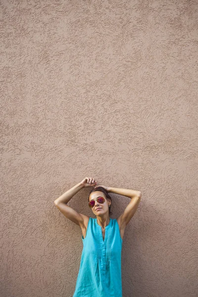 Mujer Delgada Vestido Sobre Fondo Pared Chica Sonriente Con Gafas —  Fotos de Stock