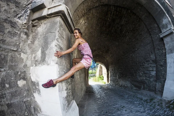Žena Šatech Lezení Cihlovou Zeď Holka Vyleze Kamenném Plotě Horolezec — Stock fotografie