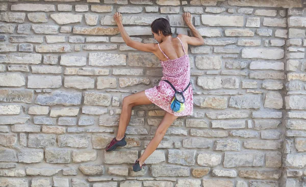 Girl Climbs Stone Wall Woman Summer Dress Climbs Wall Old — Stock Photo, Image