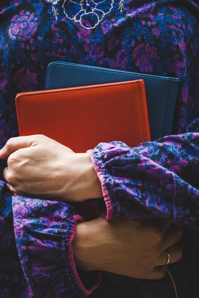 Une Femme Tenue Ethnique Tient Des Livres Éducation Dans Les — Photo