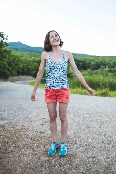 Una Chica Sonriente Camina Por Parque Una Mujer Delgada Naturaleza — Foto de Stock