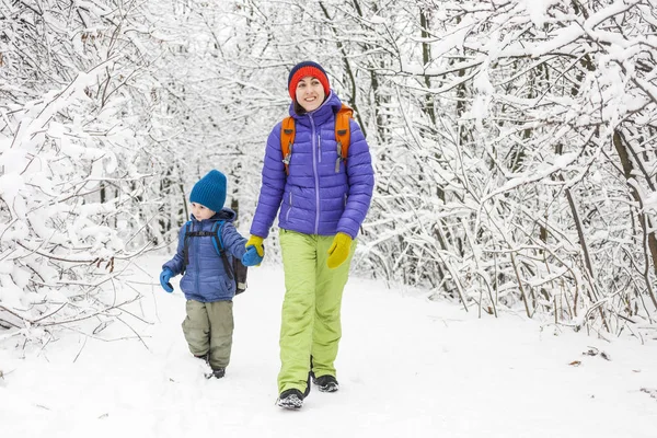 Garçon Marche Avec Mère Sur Sentier Forestier Enneigé Vacances Hiver — Photo