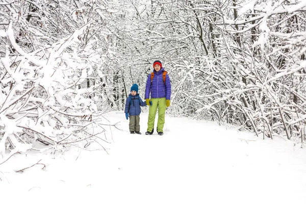 Αγόρι Βόλτες Μητέρα Του Ένα Χιόνι Καλύπτονται Δάσος Μονοπάτι Χειμερινές — Φωτογραφία Αρχείου