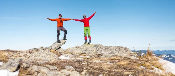 Deux Alpinistes Sont Montés Sommet Montagne Les Hommes Équilibrent Sur — Photo