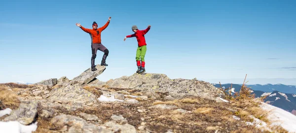 两个登山运动员爬上山顶 男人在岩石上保持平衡 朋友在爬山 登山者举起双手 — 图库照片