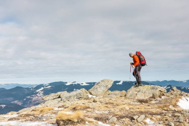 Dağcı üstte bir sırt çantası ile. Bir adam dağda insanlar güzel vahşi, bir dağın tepesine tırmandı ve onun başarı zevk adam seyahat gitti. Kış yürüyüş.