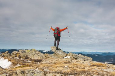 Dağcı güneşli bir üstte bir sırt çantası ile. Dağ, insanların güzel vahşi, bir dağın tepesine tırmandı ve onun başarı zevk adam seyahat bir adam çıktı.