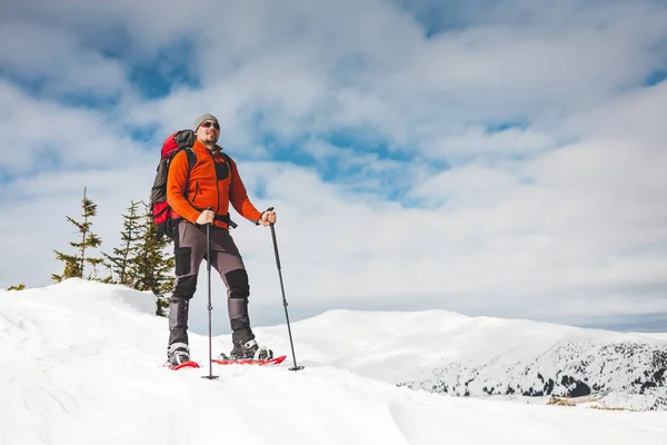 Zimowe Wspinaczki Górskiej Człowiek Rakietach Śnieżnych Jest Wspinaczka Szczyt Zimowe — Zdjęcie stockowe