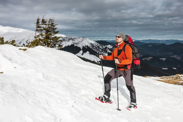 Homme Monte Sommet Montagne Les Alpinistes Raquettes Portent Sac Dos — Photo