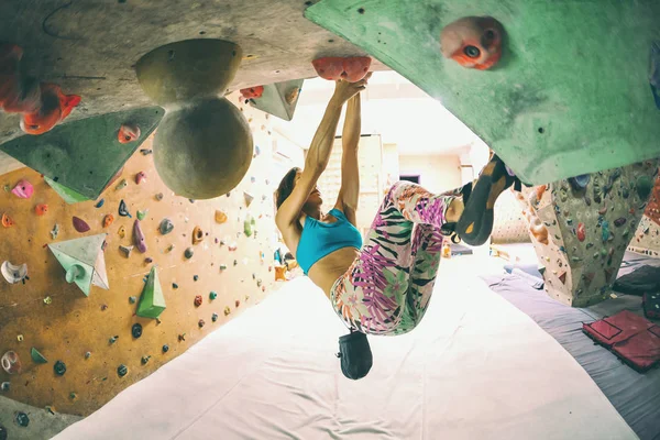Wspinacz Pociągi Ścianie Wspinaczkowej Kobieta Pociągi Wspinaczki Sztucznej Ulgę Szczupła — Zdjęcie stockowe