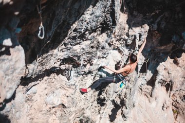 Bir kadın rock tırmanıyor. Doğada tırmanma. Fitness açık havada. Aktif yaşam tarzı. Ekstrem Sporlar. Doğal bir rahatlama atlet trenlerde. Türkiye'de dağcılık.