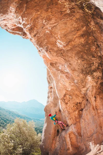 Una Mujer Sube Roca Roca Forma Arco Cueva Deportes Extremos — Foto de Stock