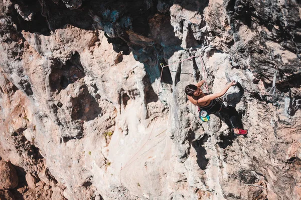 Una Mujer Sube Roca Atleta Entrena Relieve Natural Escalada Roca —  Fotos de Stock