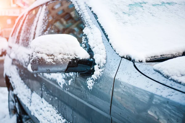 Carro Coberto Neve Estacionamento Inverno Espelho Retrovisor Coberto Neve Transporte — Fotografia de Stock