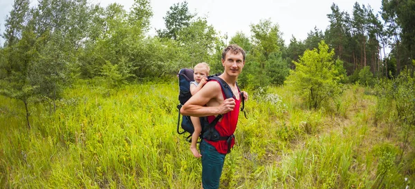 Een Man Draagt Een Kind Een Rugzak Reizen Met Kinderen — Stockfoto