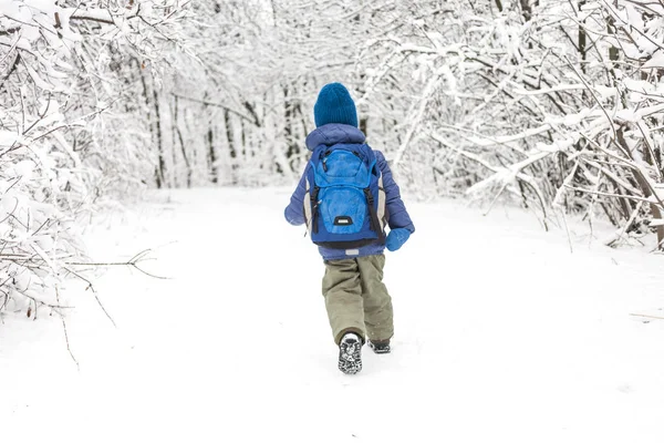 Uma Criança Corre Pela Neve Menino Com Uma Mochila Caminha — Fotografia de Stock