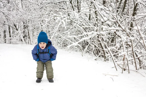 Niño Corre Por Nieve Niño Con Una Mochila Camina Parque —  Fotos de Stock