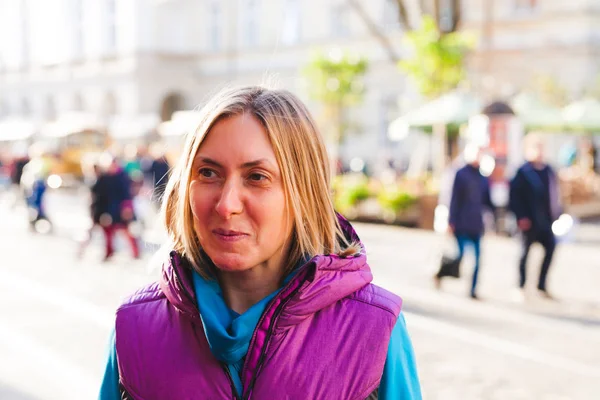 Mujer Una Calle Ciudad Una Chica Sonriente Camina Por Ciudad — Foto de Stock