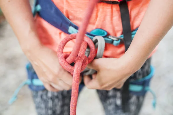 Climber Knits Knot Woman Prepares Climb Climbing Route Insurance Safety — Stock Photo, Image