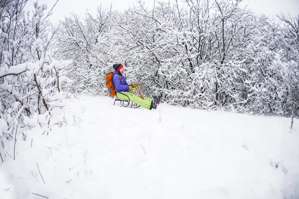 山からそりに女の子の乗り物 そりで降下 スノー 陽気な冬の休暇 — ストック写真