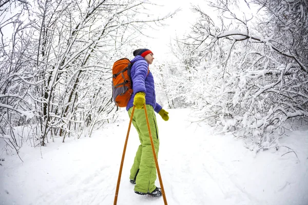 一个女人背着一个孩子在雪橇上 妈妈和儿子在雪地小路上散步 愉快的寒假 冬季乐趣 — 图库照片