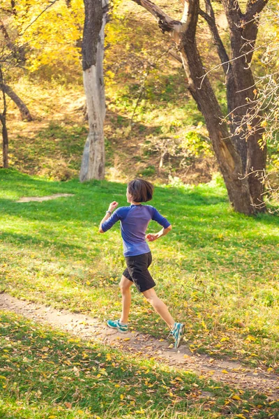 Dziewczyna Biegnie Przez Jesienny Park Szczupła Kobieta Pociągi Przyrodzie Sport — Zdjęcie stockowe