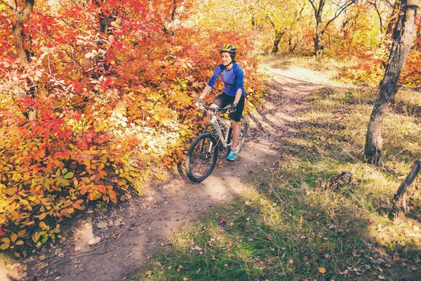 Girl Backpack Rides Bike Autumn Park Slender Woman Trains Nature — Stock Photo, Image