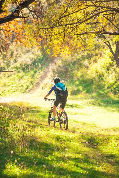 Girl Backpack Rides Bike Autumn Park Slender Woman Trains Nature — Stock Photo, Image