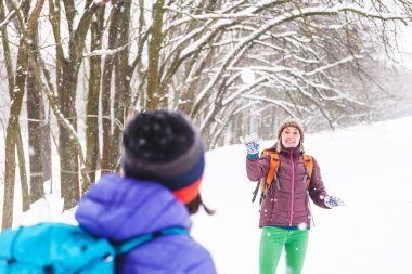 Arkadaşlar kartopu oynamak. Kadınların kış ormanda yürüyor. Kızlar kış oyunları, dua ediyorlar. Bir kar parkta mutlu tatil.