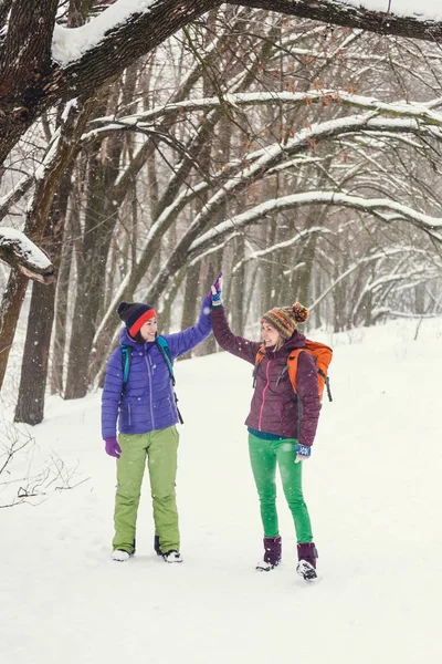 Les Filles Donnent Cinq Les Amis Traversent Forêt Hiver Femmes — Photo