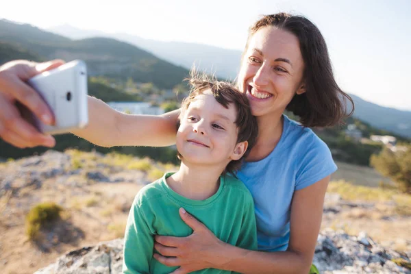 Kobieta Chłopakiem Szczycie Góry Mama Jej Syn Zrobić Selfie Tle — Zdjęcie stockowe