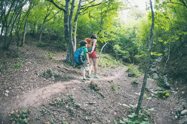 Una Mujer Hijo Caminan Largo Sendero Forestal Niño Con Una — Foto de Stock