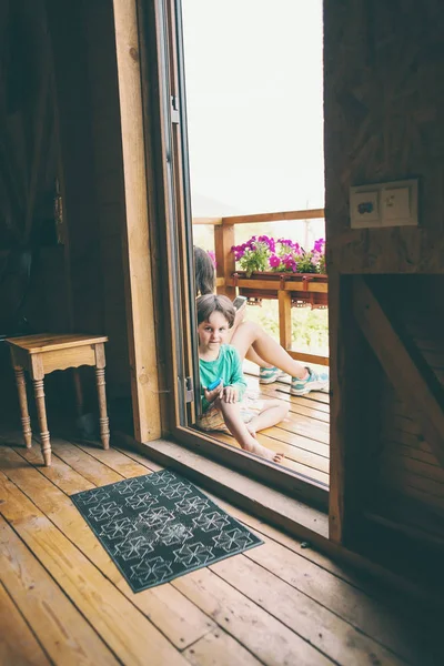 Çocuk Oyuncak Cep Telefonu Çalar Çocuk Evi Verandada Oturup Akıllı — Stok fotoğraf