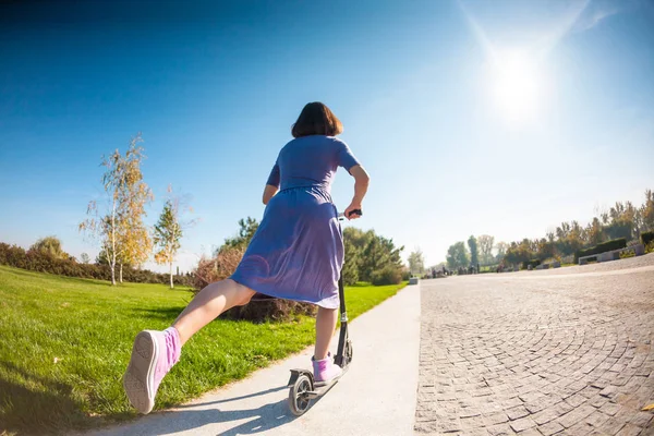 Mujer Montando Scooter Chica Vestido Monta Una Scooter Parque Morena — Foto de Stock