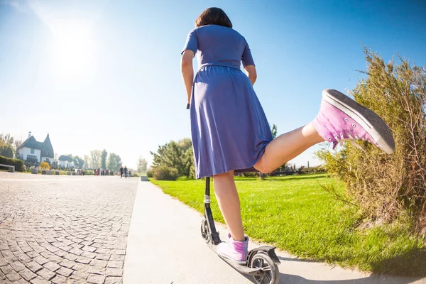 Szczupła Dziewczyna Sukience Trampki Przejażdżki Skuterem Chodniku Kobieta Umieścić Jej — Zdjęcie stockowe