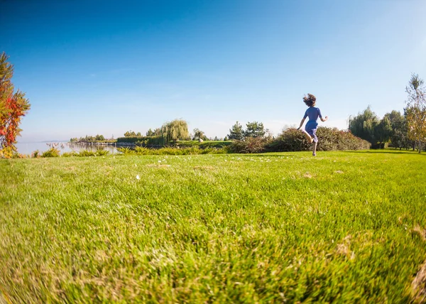 Dziewczyna Sukience Biegnie Przez Zielony Łąka Kobieta Spaceru Parku Aktywność — Zdjęcie stockowe