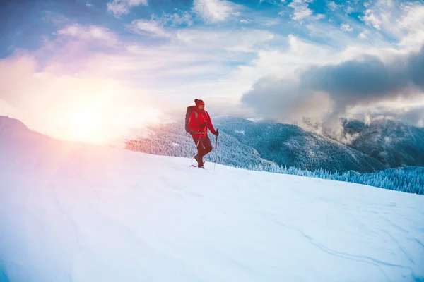 Ein Mann Schneeschuhen Und Trekkingstöcken Den Bergen Winterreise Klettern Eines — Stockfoto